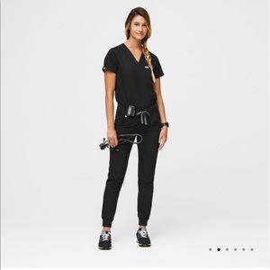 Figs scrub set in black